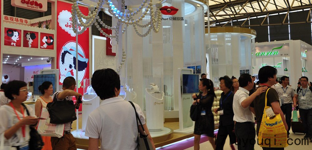 進行展(zhǎn)台(tái)設計(jì)時必須(xū)考慮那(nà)些因素？